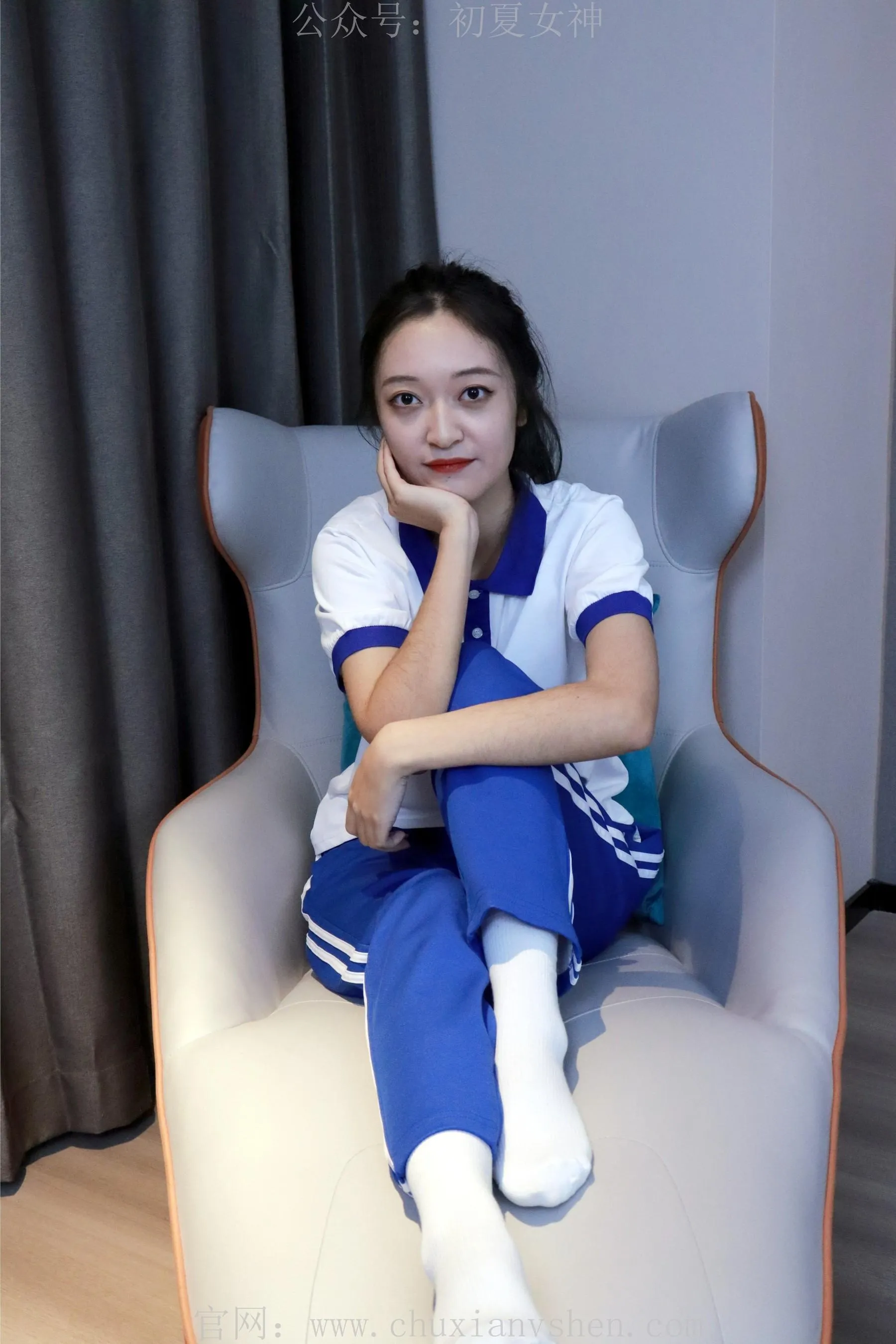 初夏女神 NO.001 依依校服搭配37码运动鞋拍摄 [126P]插图4